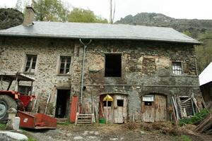 velho casa de fazenda dentro a montanhas do França foto