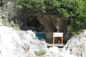 caverna do uma pescador, para sentar dentro a sombra, Corfu, Grécia foto