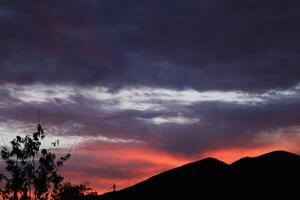 pôr do sol dentro a montanhas do Espanha foto