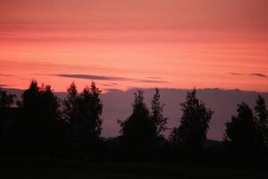 pôr do sol dentro a Holanda, nuvens, cores foto