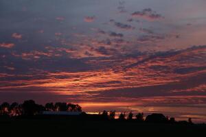 pôr do sol dentro a Países Baixos foto