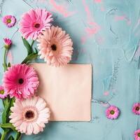 cumprimento cartão e flor ramalhete para mãe dia Projeto conceito. foto