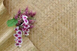 bambu tecido tapetes estão decorado com lindo colorida plástico flores usava para decorar a pano de fundo para levar As fotos do vários eventos. quem quer uma natural olhar. suave e seletivo foco.