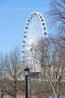 ferris roda atração dentro a diversão parque foto