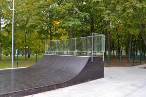 Parque de skate rampas dentro a parque em outono foto