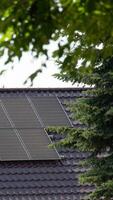 instalando uma solar célula em uma teto. foto