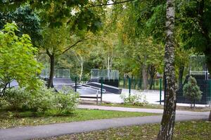 Parque de skate rampas dentro a parque em outono foto