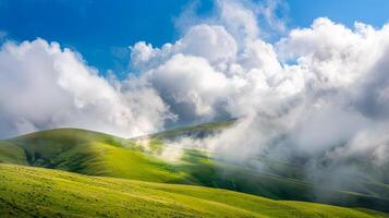 panorama com nuvens em repouso em uma verde encosta dentro luz solar. foto