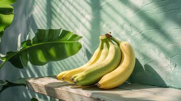 maduro bananas em uma de madeira superfície, tropical fundo. foto