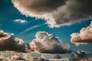 dinâmico céu azul céu acima com profundidade realçando nuvem formações foto