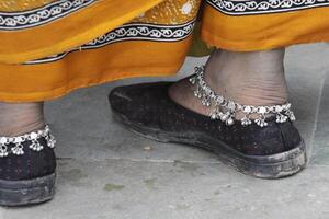 indiano mulheres vestem tornozeleiras por aí seus tornozelos para decoração foto