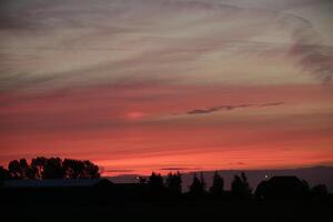 pôr do sol dentro a Holanda, nuvens, cores foto