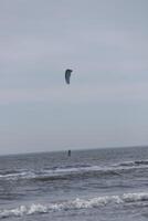 de praia dentro a inverno, kitesurf, dentro a Países Baixos foto