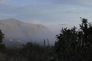 névoa dentro a montanhas, Espanha foto