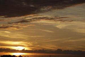 pôr do sol dentro a Holanda, nuvens, cores foto