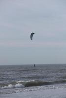 de praia dentro a inverno, kitesurf, dentro a Países Baixos foto