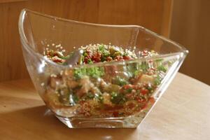 Quinoa salada com Sino pimenta, azeitonas, salada foto