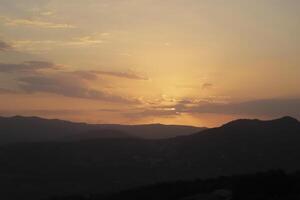 pôr do sol atrás a montanhas, Espanha foto