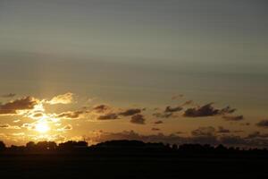 pôr do sol dentro a Holanda, nuvens, cores foto