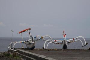 barco de pesca, catamarã, bali foto