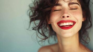 alegre jovem mulher com soprado pelo vento cabelo sorridente brilhantemente foto