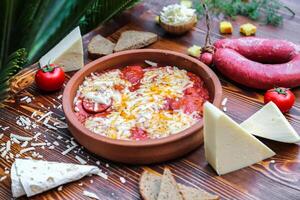 delicioso tigela do Comida com queijo e tomates foto