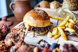 delicioso Hamburger e francês fritas em corte borda foto