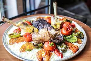 deliciosamente preparado Comida colocada em de madeira mesa foto