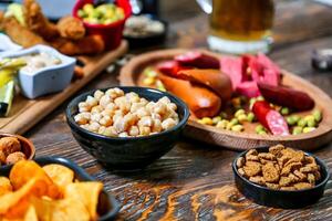 de madeira mesa adornado com sortido Comida taças foto