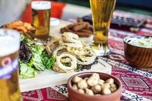 mesa exibindo delicioso Comida e óculos do Cerveja foto