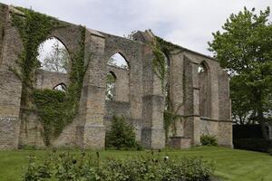 arruinado igreja, ruínas do uma Igreja este estava uma vez atingido de relâmpago dentro oude Niedorp, a Países Baixos foto