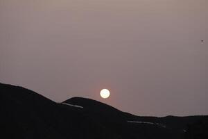 pôr do sol dentro a montanhas, sahara areia dentro a céu, Espanha foto