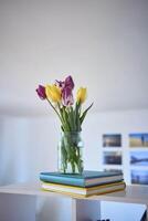 ramalhete do multicolorido tulipas dentro uma transparente jarra dentro a interior foto