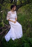 lindo mulher dentro branco vintage vestir com trem dentro Primavera jardim às pôr do sol foto
