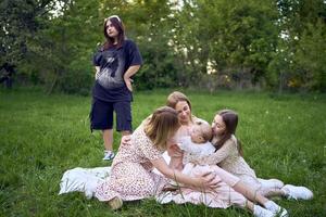 garotas' piquenique, todos dentro pastel vestidos exceto para uma Adolescência menina dentro preto, quem estava à força arrastados para a piquenique foto