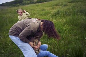 mãe tocam pegar acima com dela filhas foto