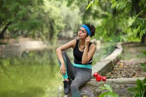 sexy jovem mulher ouvindo música depois de exercício foto