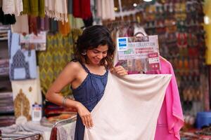 feliz indiano menina compras pashmina xaile foto