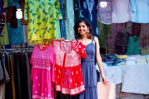 super sexy mulher posando com vermelho cor lakhnavi kurti às ao ar livre mercado foto