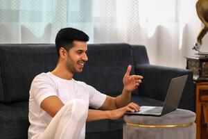 feliz homem sorridente e tendo conectados ligar foto