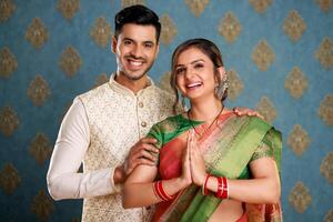 melhor casal dentro tradicional indiano vestir cumprimento namaste enquanto olhando às Câmera foto