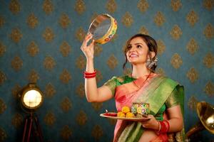 imagem do indiano lindo dona de casa a comemorar karva Chauth festival foto