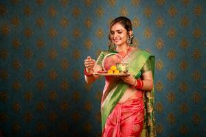 jovem dona de casa dentro saree a comemorar a karva Chauth festival foto