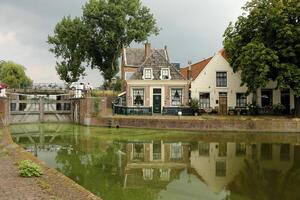 spaarndam, uma agradável Vila localizado em a spaarne rio e uma lago. a fechaduras estão característica do isto lugar., a Países Baixos foto