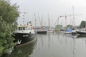spaarndam, uma agradável Vila localizado em a spaarne rio e uma lago. a fechaduras estão característica do isto lugar., a Países Baixos foto
