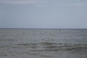 uma calma mar com uma jantar, esporte foto