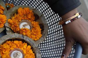flutuando flor oferta com uma vela, dizer seu oração e colocar a oferta em piedosos rio mãe gangue, Varanasi, Índia foto