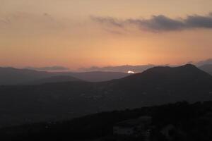 nascer do sol dentro a montanhas do Periana, Espanha foto
