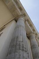 pilars dentro rã perspectiva do a Brandenburger tor, Berlim, Alemanha foto