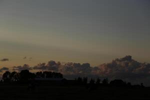 pôr do sol dentro a Holanda, nuvens, cores foto